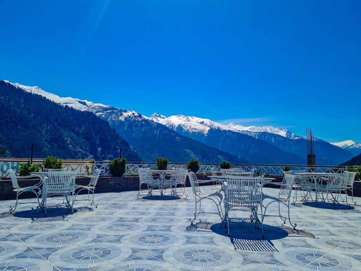 Front-row seats to the majestic Kullu Valley skyline.